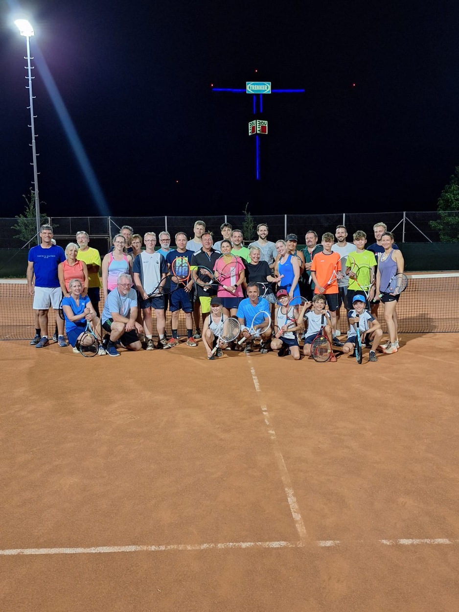 Late Night Tennis unter Scheinwerfern